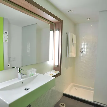 Travelodge Airport 3*