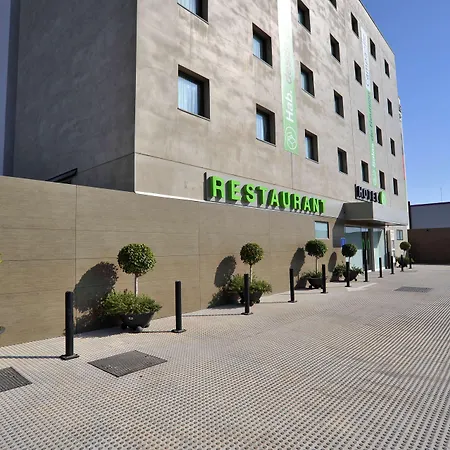 Travelodge Airport Hotel 3*