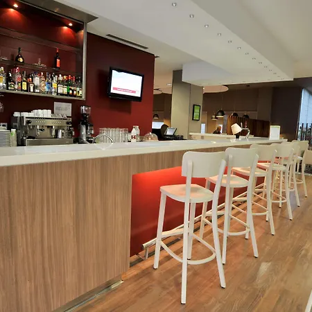 Travelodge Airport 3*