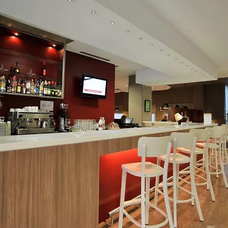 Travelodge Airport Hotel 3*