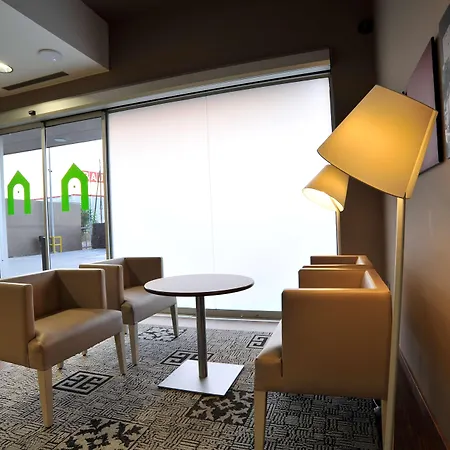 Travelodge Airport Hotel 3*