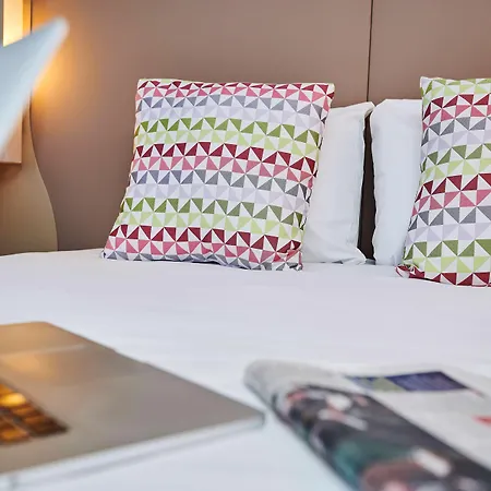 Travelodge Airport Hotel 3*