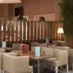 Отель Travelodge Airport 3*
