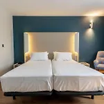 Travelodge Airport Отель 3*