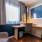 Отель Travelodge Airport 3*