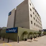 Отель Travelodge Airport 3*