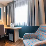 Travelodge Airport 3*