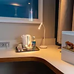 Travelodge Airport Отель