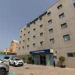 Отель Travelodge Airport 3*