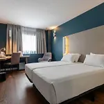 Отель Travelodge Airport 3*