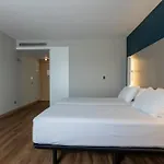 Отель Travelodge Airport 3*