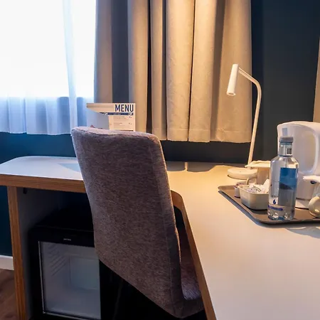 Travelodge Airport Hotel 3*