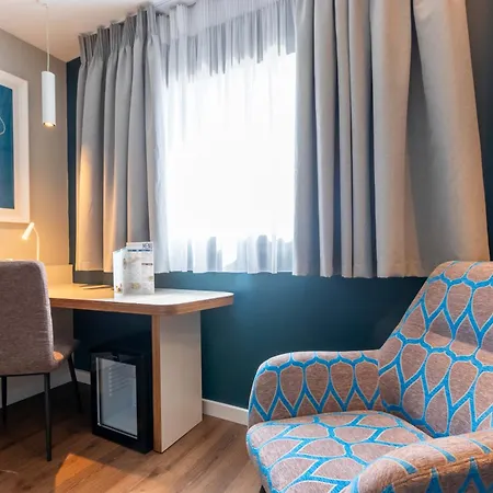 Travelodge Airport 3*