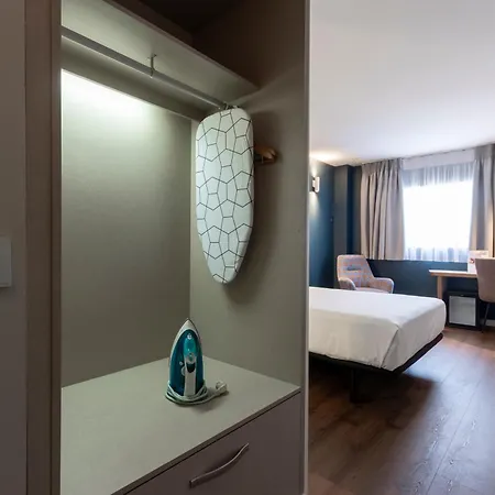 Travelodge Airport 3*