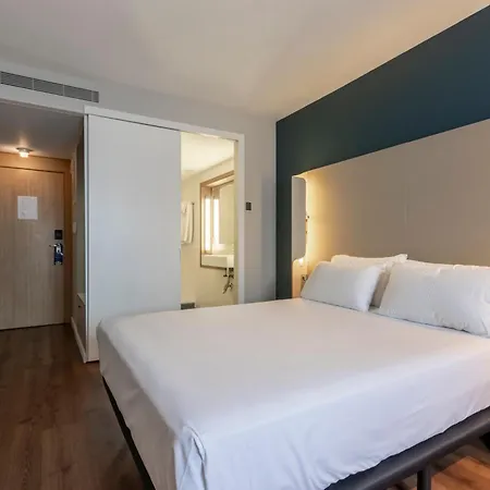 Travelodge Airport 3*