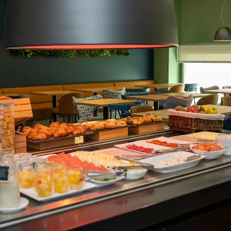 Travelodge Airport 3*