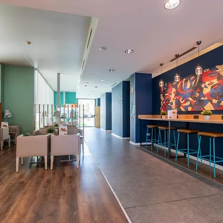 Travelodge Airport 3* مالقة