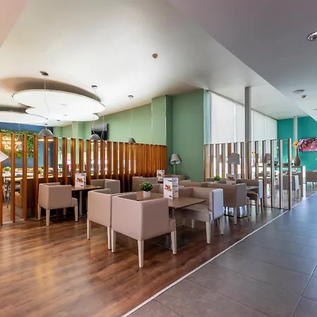 Travelodge Airport 3* مالقة