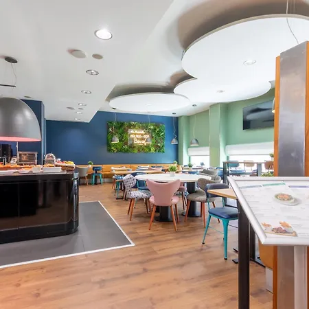 Travelodge Airport فندق مالقة