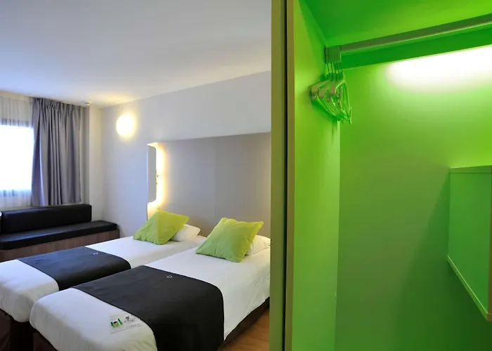 Travelodge Airport 3* مالقة