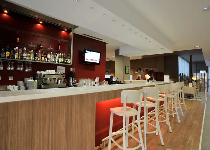 Travelodge Airport فندق 3*