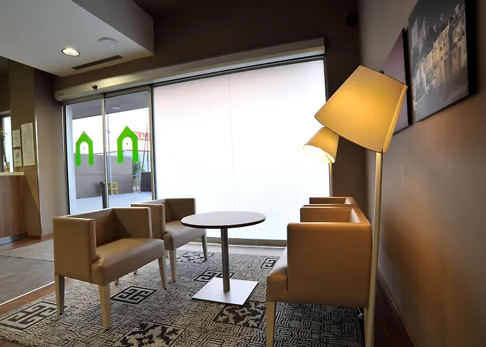 Travelodge Airport فندق 3*