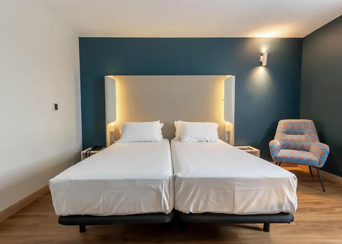 Travelodge Airport فندق 3*