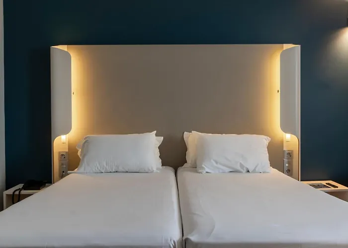 Travelodge Airport مالقة