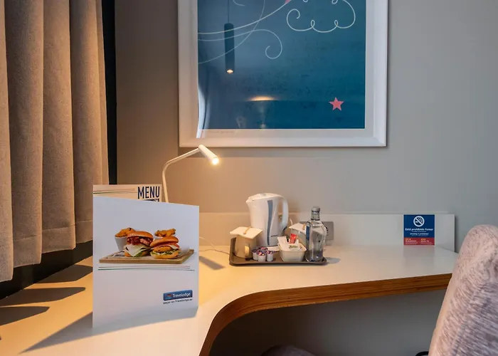 Travelodge Airport فندق مالقة