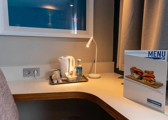 Travelodge Airport فندق