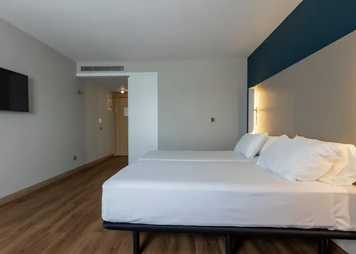 فندق Travelodge Airport 3*