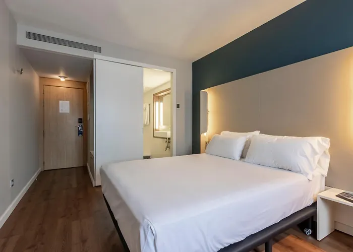 Travelodge Airport 3*