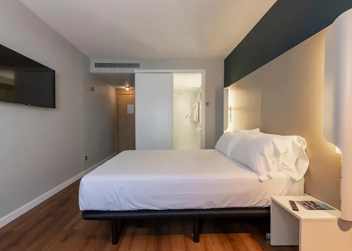 Travelodge Airport مالقة