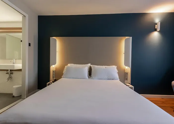 Travelodge Airport 3* مالقة