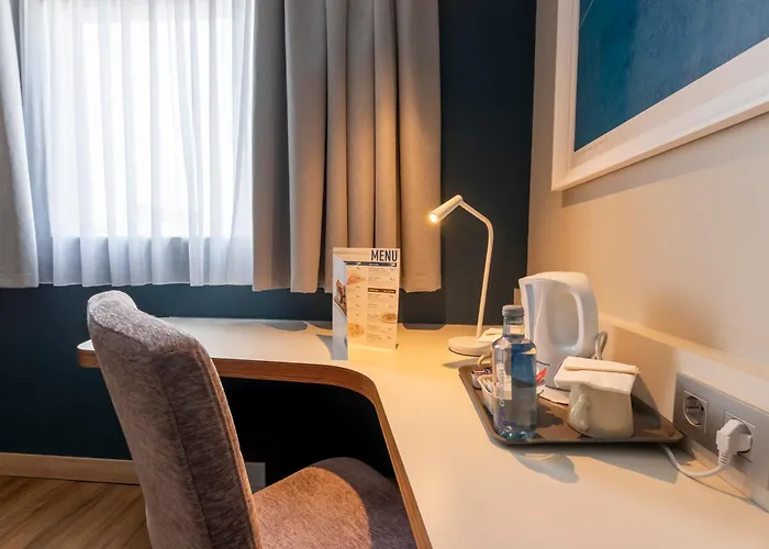 Travelodge Airport فندق مالقة