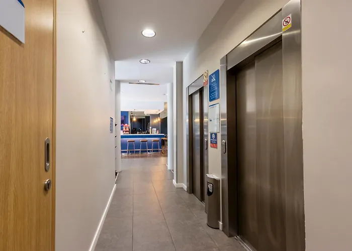 Travelodge Airport 3*
