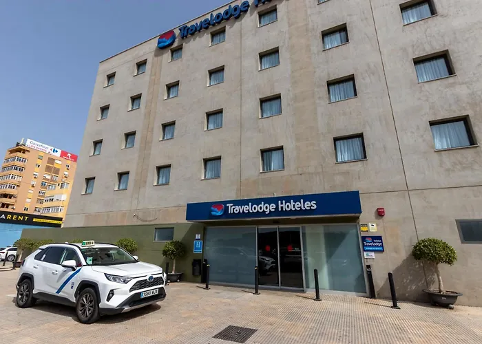 Travelodge Airport فندق 3*