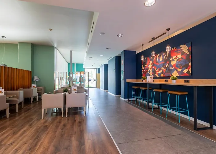 Travelodge Airport 3* مالقة