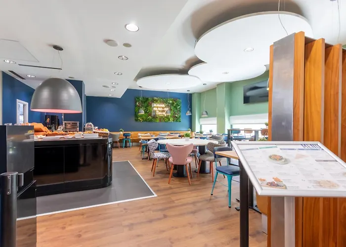 Travelodge Airport فندق مالقة